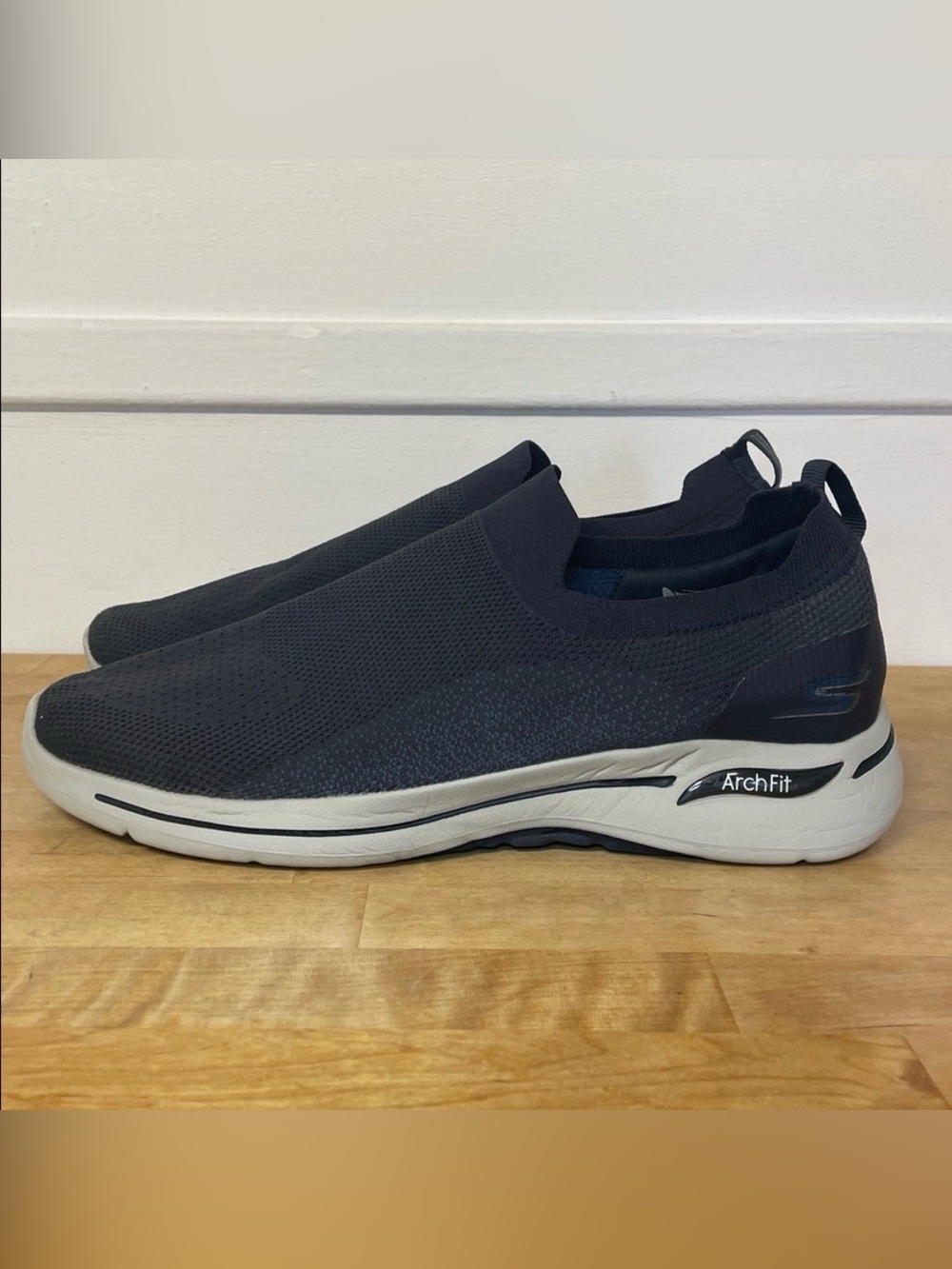 Skechers GO Walk Arch FIT 2.0 Men’s slip on navy casual walking shoes size 11